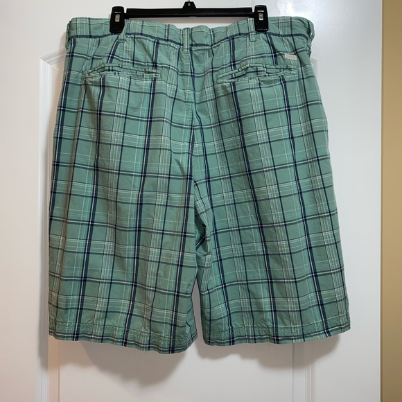 Men’s green plaid shorts - Picture 2 of 2